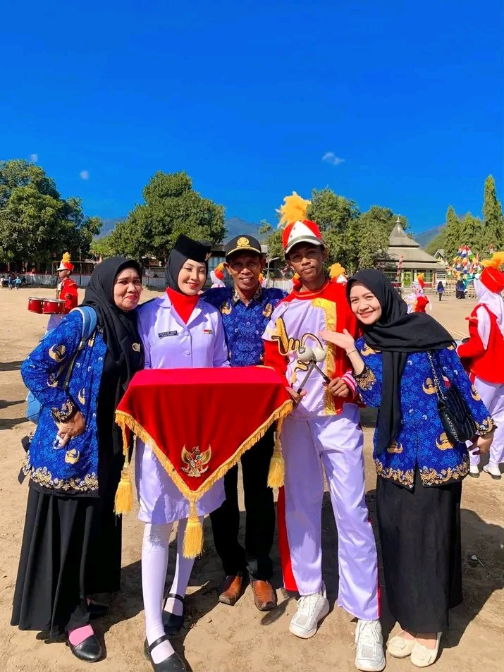 Sumarni Adalah Guru yang Berdedikasi Tinggi Patut Diacungi Jempol