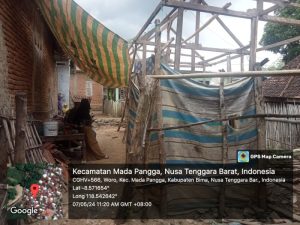 Rumah Ambruk, Ama Boa Woro Pilih Tidur Di Samping Rumah Tetangga