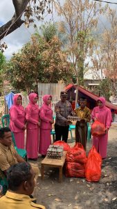 Rasa Empati Tinggi, Kapolsek Huu Bersama Ketua Bhayangkari Salur Bantuan Korban Kebakaran