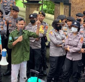 MUKSIN, PEMUDA MADAPANGGA MENDESAK BADAN PERENCANAAN PEMBANGUNAN DAERAH KABUPATEN BIMA AGAR MENGEVALUASI PENGATURAN PENYALURAN DANA CSR Di PT. BUNGARAYA, PT. CHAROEN POKPHAND INDONESIA DAN PT. SANTOSA UTAMA LESTARI YANG ADA DI KECAMATAN MADAPANGGA